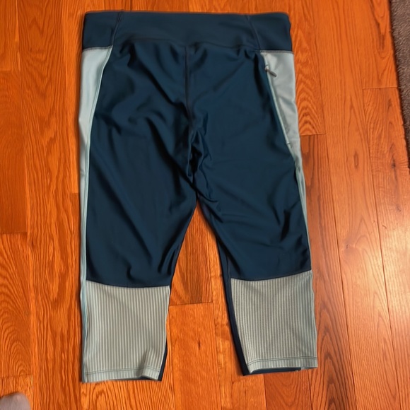 Under Armour women’s cropped leggings XL back zip pocket Heatgear compression - Picture 2 of 8